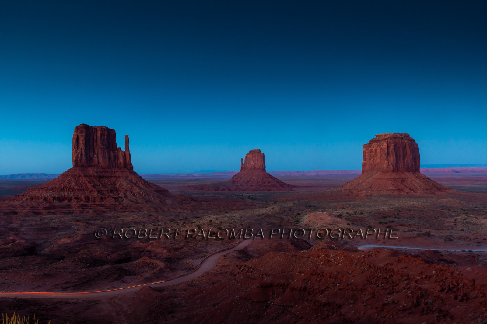 Monument Valley à la tombée de la nuit