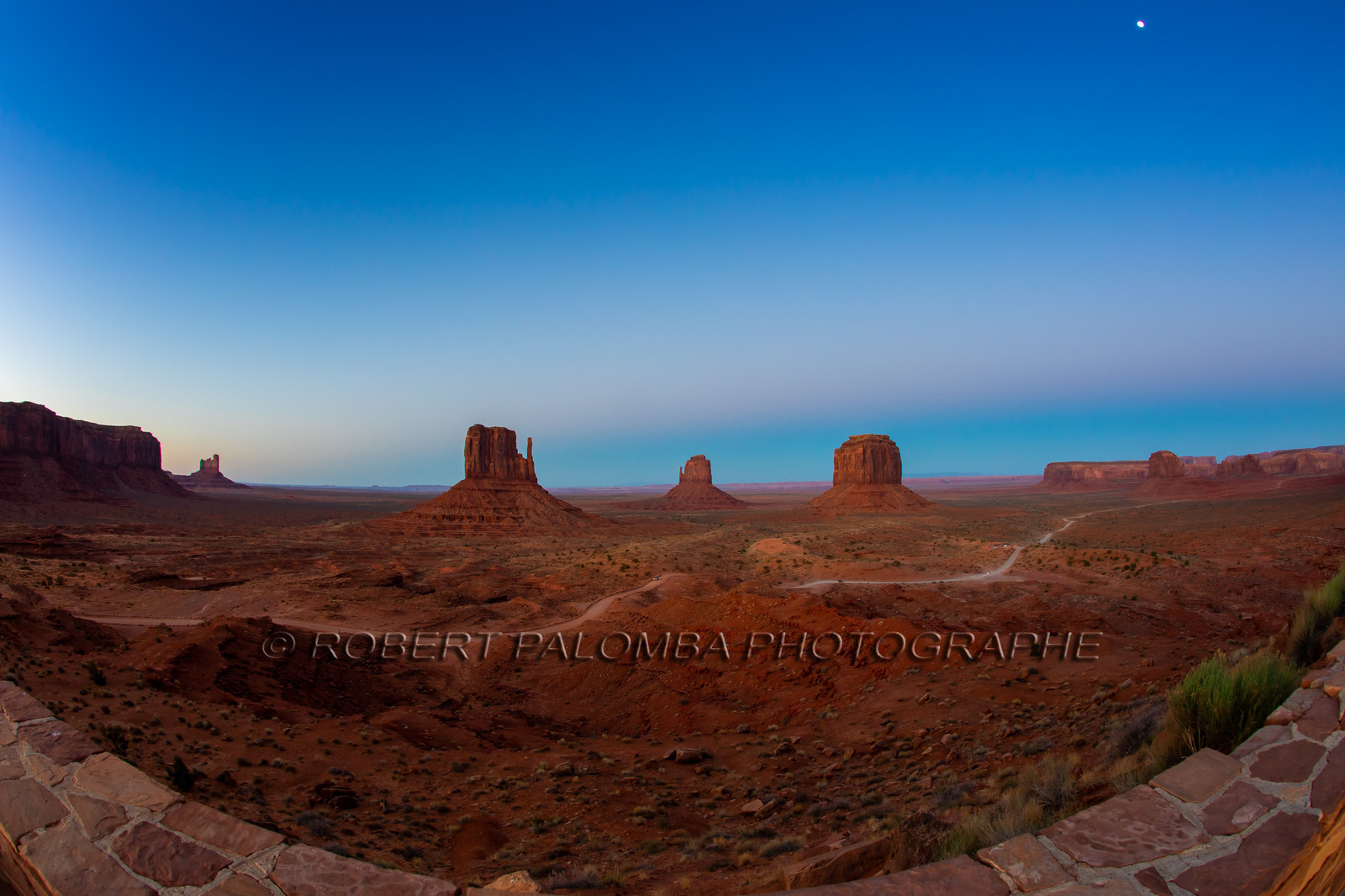 Monument Valley à la tombée de la nuit