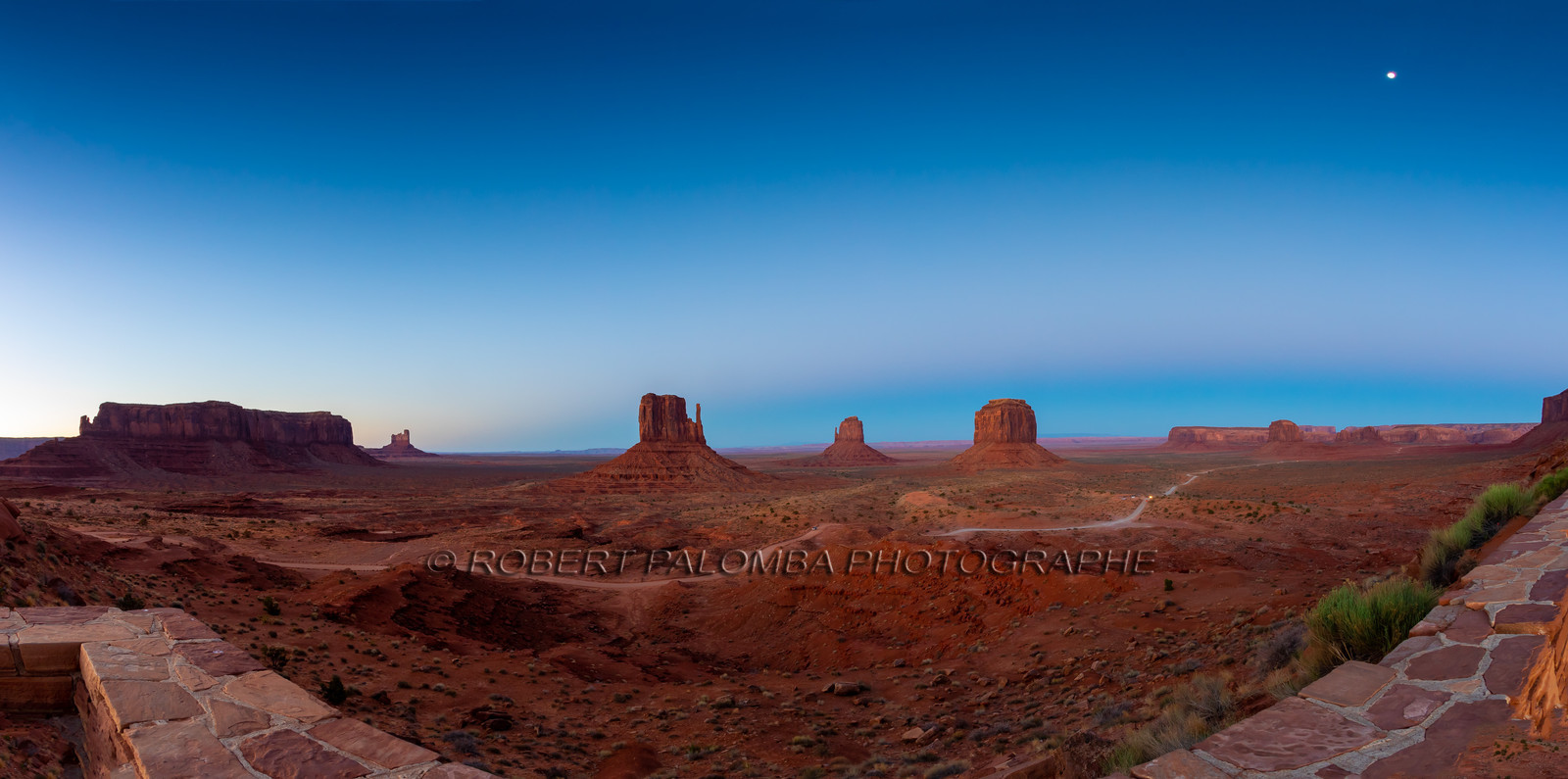 Monument Valley à la tombée de la nuit